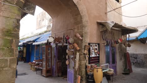 Nach-Unten-Geneigte-Aufnahme-Von-Menschen,-Die-Am-Alten-Torbogentor-In-Der-Medina-Von-Essaouira,-Marokko,-Vorbeigehen