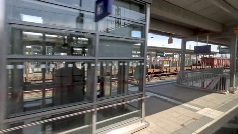 Blick-Aus-Dem-Zugfenster,-Während-Er-Durch-Leere-Bahnsteige-Am-Hauptbahnhof-Ingolstadt-Fährt
