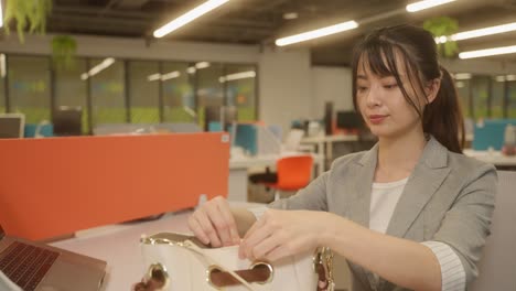 Office-Girl-putting-stuffs-into-her-purse