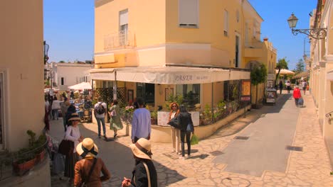 Tourists-In-The-Main-Square-Of-Anacapri-In-Capri,-Italy-On-A-Sunny-Day---panning-shot