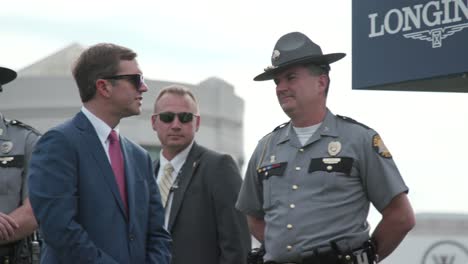 Der-Gouverneur-Von-Kentucky,-Andy-Beshear,-Im-Fahrerlager-Mit-Der-Staatspolizei-Vor-Dem-Kentucky-Derby