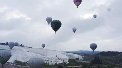 Heißluftballons-Fliegen-über-Den-Himmel-Von-Pamukkale-Und-Das-Mineralwasser-Aus-Travertin