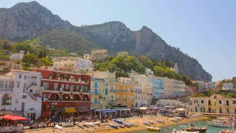 Buntes-Küstenstadtbild-Mit-Touristen-In-Marina-Grande-In-Capri,-Italien