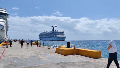 Crucero-De-Carnaval-Navegando-Desde-El-Puerto-En-El-Hermoso-Mar-Caribe,-Con-El-Impresionante-Telón-De-Fondo-Del-Horizonte-Azul-Del-Caribe-|-Vacaciones,-Disfrutar,-Estilo-De-Vida,-Crucero,-Viajes,-Concepto-Caribeño