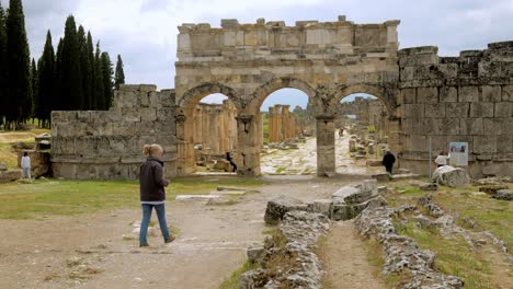 Frontinus-Tor-Torbogen-Zur-Antiken-Stadt-Hierapolis,-UNESCO-Weltkulturerbe