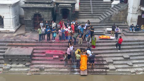 Menschliche-Einäscherungszeremonie-Im-Pashupatinath-Tempel,-Die-Auf-Stufen-Zum-Bagmati-Fluss-In-Kathmandu-Stattfindet