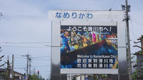 Willkommensschild-Der-Stadt-Namerikawa-Mit-Darstellung-Des-Glühwürmchen-Tintenfisch-Ereignisses