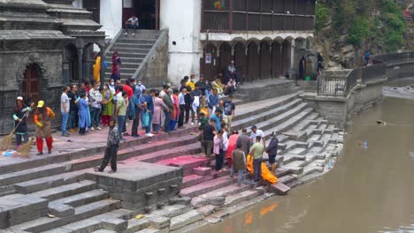 Einäscherungszeremonie-Im-Pashupatinath-Tempel,-Die-Auf-Den-Stufen-Zum-Bagmati-Fluss-In-Kathmandu-Stattfindet