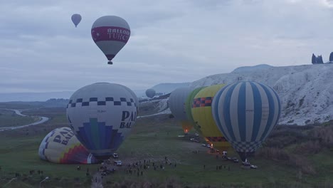 Die-Brenner-Des-Heißluftballons-Leuchten-Beim-Abheben-Auf-Dem-Morgendlichen-Rundflug