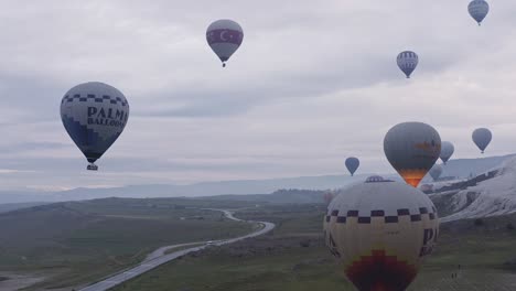 Bunte-Heißluftballons-Schweben-In-Der-Brise-Bei-Einer-Urlaubsaktivität