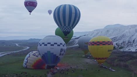 Bunte-Heißluftballons-Starten-Zu-Einem-Rundflug-Am-Frühen-Morgen