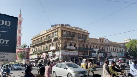 Khyber-Hotel-In-Saddar-In-Karatschi-Mit-Viel-Verkehr-An-Einem-Sonnigen-Tag-Mit-Blauem-Himmel