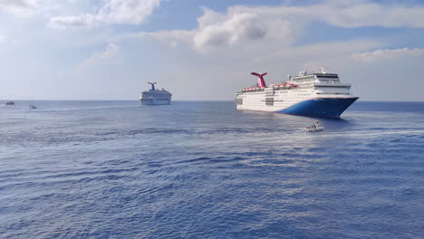 Zwei-Karnevalsschiffe-Vorbereitet-Und-Eingeschifft-Im-Karibischen-Ozean-Vom-Malerischen-Hafen-Aus-|-Erleben-Sie-Das-Atemberaubende-Spektakel-Eines-Karnevalskreuzfahrtschiffs,-Das-Sich-In-Der-Nähe-Eines-Hafens-In-Mexiko-Dreht-Und-Driftet,-In-4K-Video