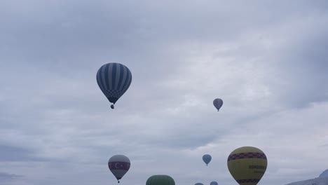 Am-Frühen-Morgen-Schweben-Heißluftballons-Langsam-Am-Himmel-über-Der-Stadt-Pamukkale