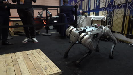 Un-Perro-Robot-Cuadrúpedo-Unitree-Observa-Su-Entorno-En-La-Conferencia-De-La-Sociedad-De-Automatización-Y-Robótica-IEEE-En-El-Centro-Excel