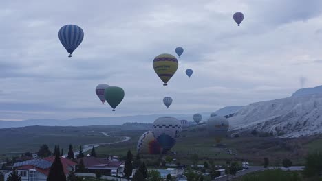 Heißluftballonbrenner-Leuchten-Beim-Abheben-Auf-Der-Morgendlichen-Wunschliste