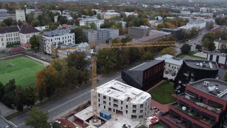drone-shot-of-new-Riia-kvartal-district-building-processes,-the-final-house-is-been-built-next-to-Riia-street