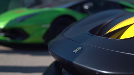 Fokussierung-Vom-Lamborghini-Schild-Zum-Ferrari-Schild
