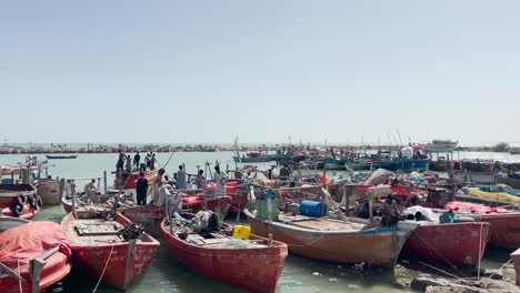 Reihen-Von-Fischerbooten-Am-Dammstrand-In-Belutschistan-An-Einem-Sonnigen-Tag