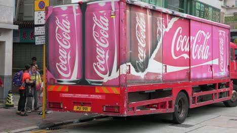 Ein-Lieferwagen-Des-Erfrischungsgetränkeherstellers-Coca-Cola-Parkt-Auf-Der-Straße