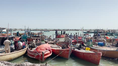 Reihen-Von-Fischerbooten-Am-Damb-Beach-In-Belutschistan