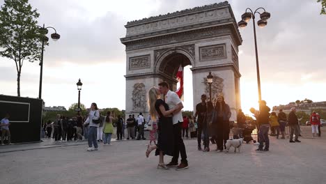 Romantic-Couple-Kissing-by-the-Arc-de-Triomphe-in-Paris,-France
