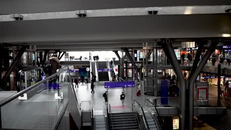 Dentro-De-La-Estación-Principal-De-Tren-Hauptbahnhof-De-Berlín-En-El-Nivel-Superior-Mirando-Hacia-Abajo-A-La-Escalera-Y-Las-Escaleras-Mecánicas