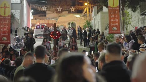 Escena-Callejera-Nocturna-Sobre-La-Cabeza-De-La-Multitud-Del-Desfile-De-Pascua-En-Nazaret,-Israel