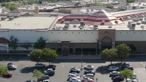 Bewegte-Luftaufnahme-Des-Einkaufszentrums-Im-Stadtzentrum-Von-Westfield,-Die-Einen-Leeren-Ladenstandort-Für-Einen-Ehemaligen-Sears-Laden-Und-Einen-Derzeit-Geöffneten-JC-Penny-Laden-Zeigt