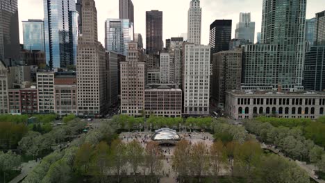 Aerial-descent-of-Cloud-Gate-Bean-Millenium-Park,-downtown-Chicago