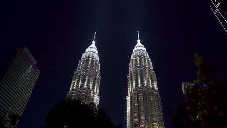 Petronas-Twin-Towers-in-Kuala-Lumpur,-Malaysia-shining-bright-at-night