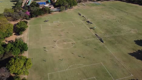 Drohnenvideo-Eines-Fußballspiels-Am-Christian-Brothers-College-In-Bulawayo,-Simbabwe