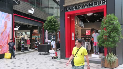Fußgänger-Gehen-An-Der-Amerikanischen-Multinationalen-Bekleidungsmarke-Under-Armour-In-Hongkong-Vorbei