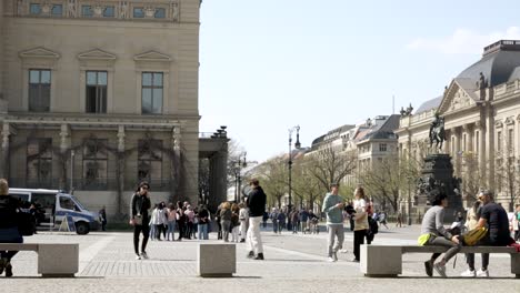 Gente-Disfrutando-Del-Sol-Visitando-La-Plaza-Bebelplatz-Junto-A-La-Universidad-Humboldt-De-Berlín.