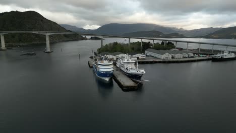 Dos-Grandes-Barcos-Pesqueros-Atracados-En-El-Puerto-De-Måløy,-Noruega