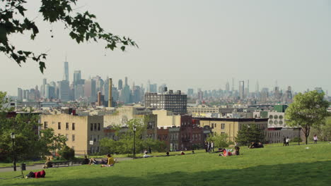 Frühling-Im-Brooklyn-Park-Mit-Der-Skyline-Von-Manhattan,-Die-In-Der-Ferne-Aufragt