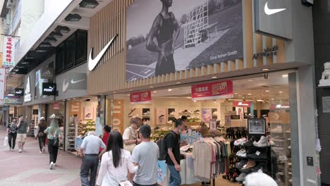 Chinesische-Kunden-Werden-An-Der-Amerikanischen-Multinationalen-Sportbekleidungsmarke-Nike-Store-Gesehen,-Während-Fußgänger-Daran-Vorbeigehen