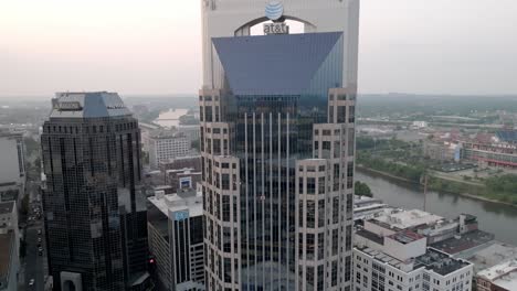 Att-Gebäude-In-Nashville,-Tennessee,-Mit-Herunterkippendem-Drohnenvideo