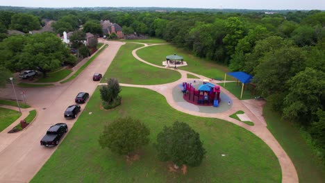 Dies-Sind-Redaktionelle-Luftaufnahmen-Eines-Spielplatzes-Im-Glenwick-Park-In-Flower-Mound,-Texas