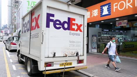Auf-Der-Straße-In-Hongkong-Steht-Ein-Amerikanischer-Lieferservice-Und-Logistikdienstleister-FedEx-Truck