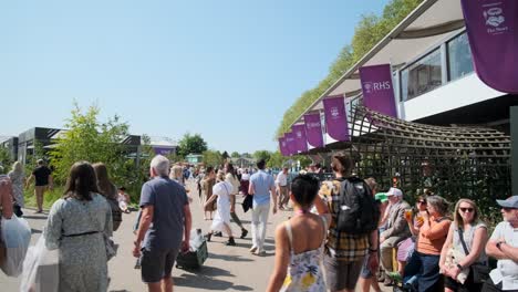 People-walking-around-on-a-hot-summer-day-at-the-chelsea-flower-show