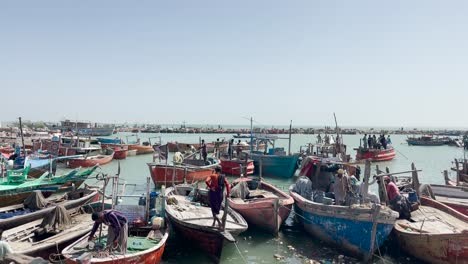 Reihen-Von-Fischerbooten-Am-Damb-Beach-In-Belutschistan
