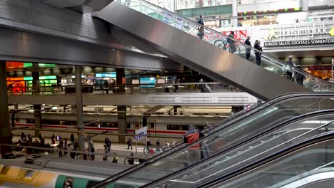 Vista-De-Escaleras-Mecánicas-De-Varios-Niveles-En-La-Estación-Central-De-Berlín
