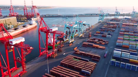 Containerhafen-Frachtschiff-In-Der-Export-Import-Geschäftslogistik