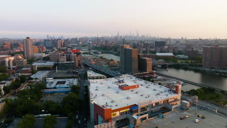 Luftaufnahme-über-Den-Bronx-Terminal-Market-11-In-Richtung-Der-Skyline-Von-Manhattan,-Sonnenuntergang-In-New-York,-USA