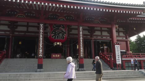Turistas-Caminando-Frente-A-La-Sala-Principal-Del-Templo-Senso-ji-En-Tokio,-Japón