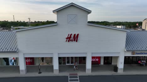 Aerial-establishing-shot-of-H-and-M-retail-store-at-sunset