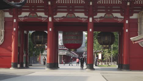 Fußgänger,-Die-An-Einem-Morgen-Durch-Das-Hozomon-Tor-Am-Sensoji-Tempel-Gehen,-Dem-ältesten-Buddhistischen-Tempel-In-Tokio,-Japan
