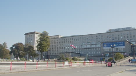 Wide-pan-of-Hospital-de-Santa-Maria-in-Lisbon,-Portugal