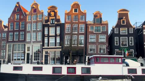 Las-Casas-De-Baile-En-Ámsterdam-Junto-Al-Amstel,-Famosas-Por-Su-Aspecto-Torcido-Y-Con-Paredes-Irregulares.